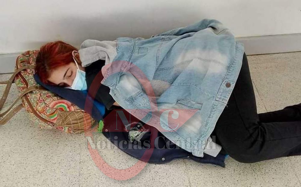 En Argentina, murió por covid una joven que esperó cama en hospital acostada en el piso
