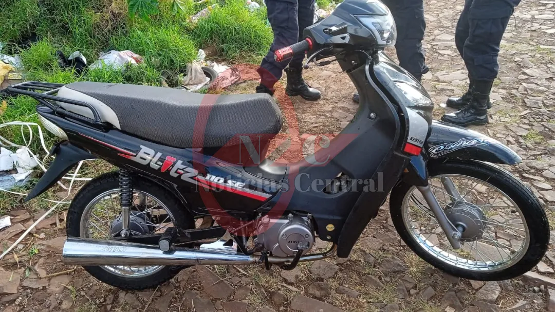 Motocicleta presumiblemente robada fue hallada abandonada en un patio baldío