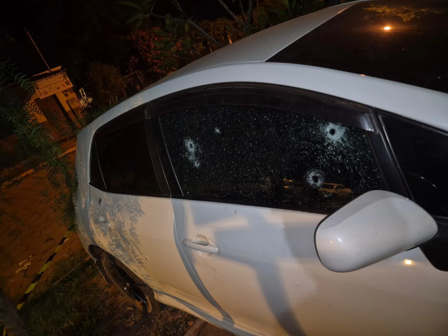 Balean un automóvil estacionado en Bella Vista Norte