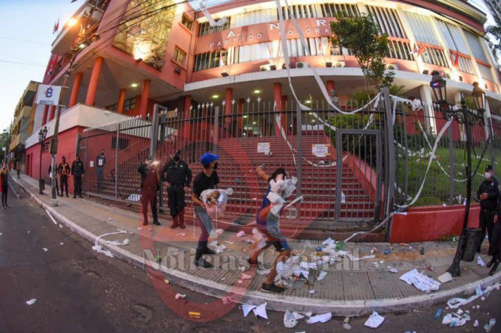 #Ko`ag̃aReikuaáta: Manifestantes empapelan ANR