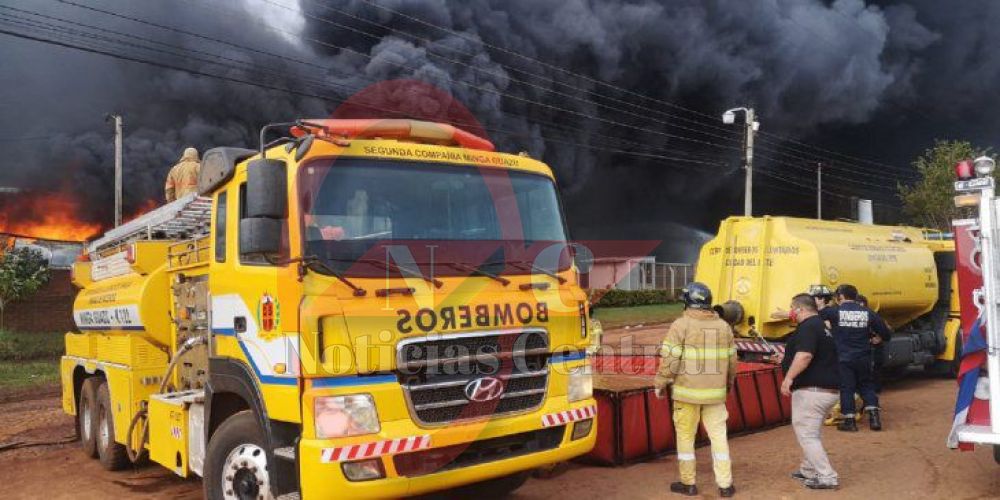 Gran incendio en fábrica de confecciones de Ciudad del Este