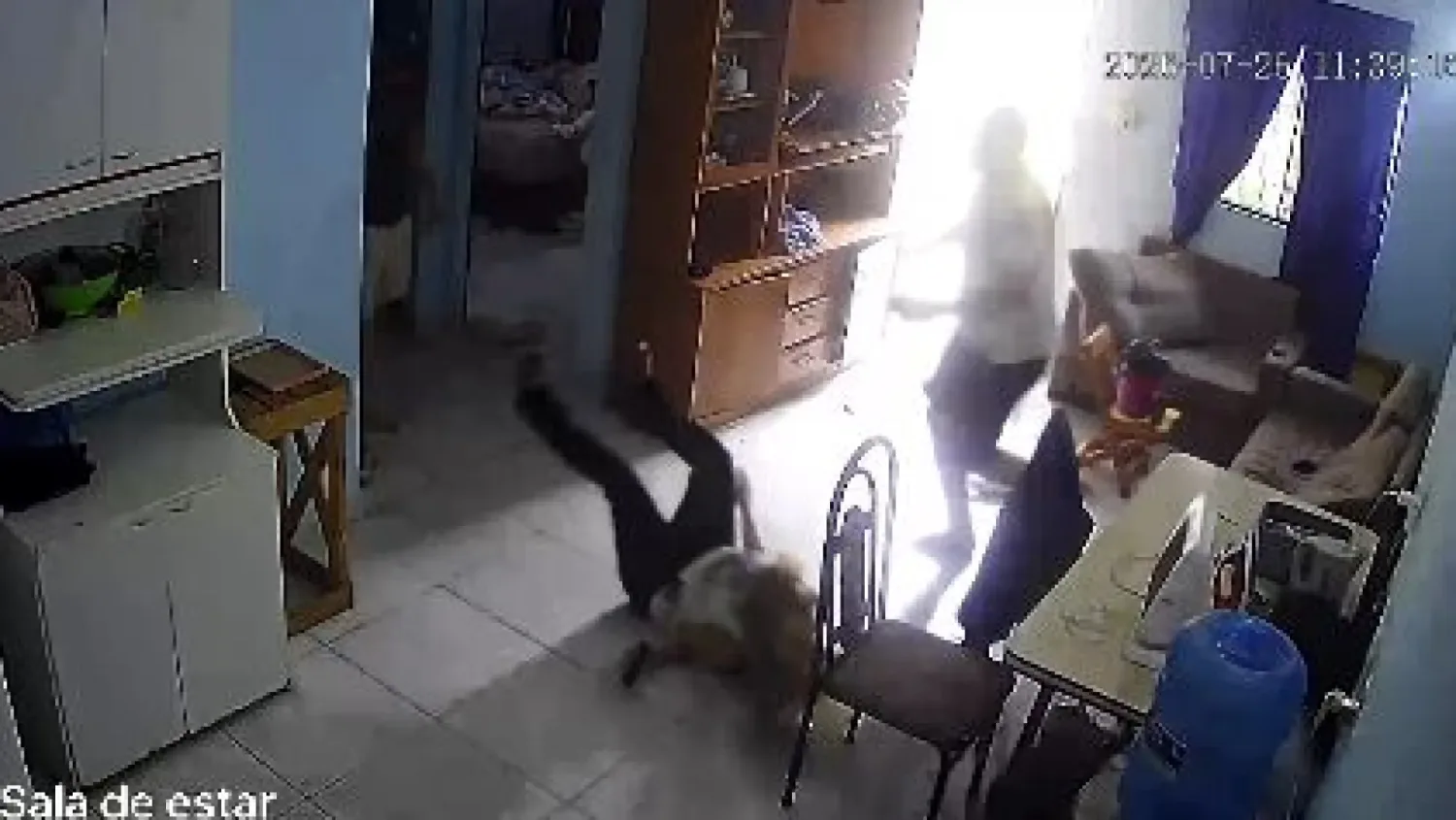 Le pidió que le devolviera su cargador y terminó en el piso: denunció agresión y el hombre ya tiene orden de alejamiento