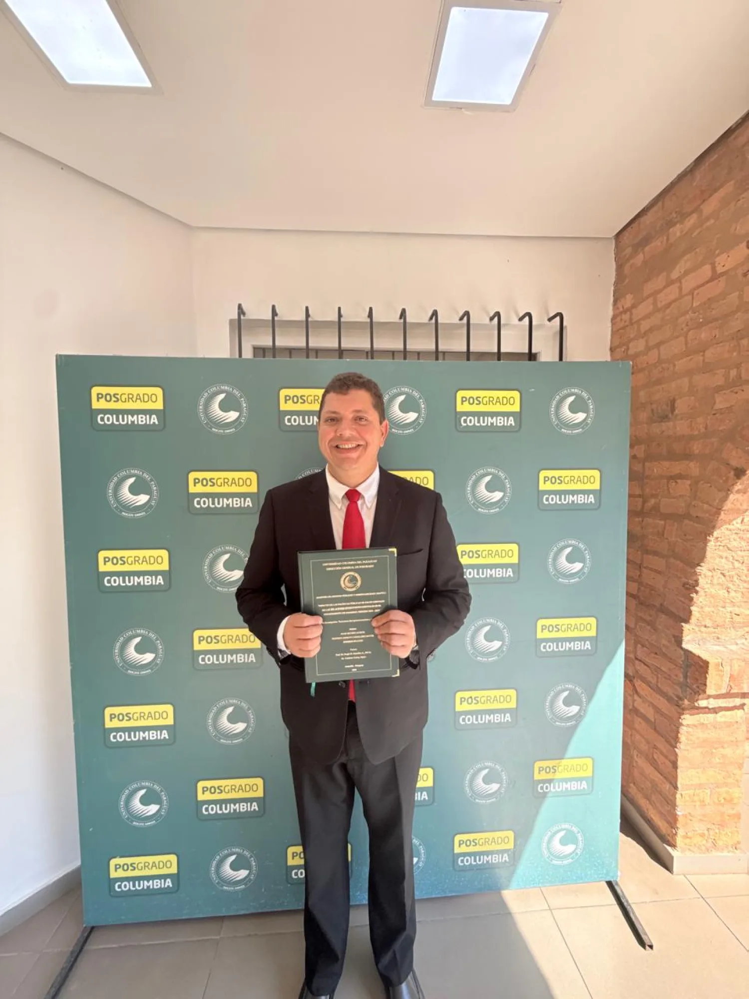 Juancho Acosta obtiene el título de Magíster y refuerza su preparación para una gestión pública de excelencia