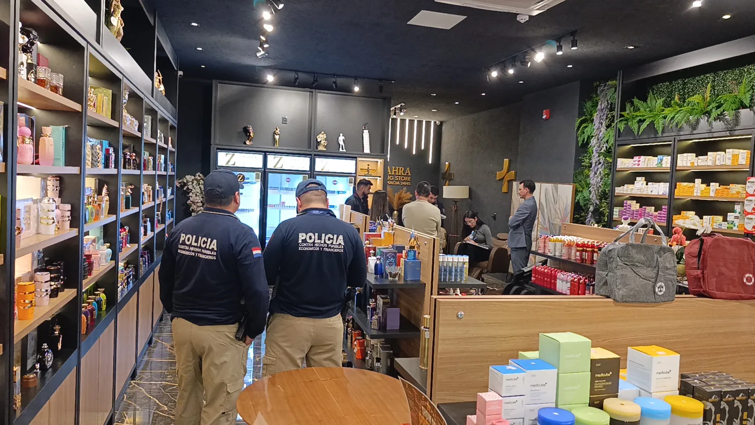 Policía allana farmacia ubicada en el Shopping Dubai de Pedro Juan Caballero por vínculo con laboratorio clandestino