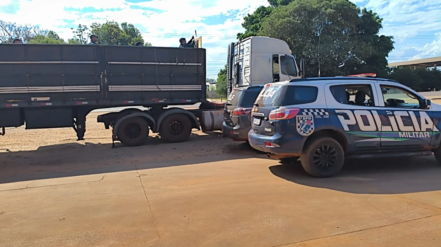 Conductor de camión con chapa paraguaya intenta escapar de un control policial y choca cntra un poste en Amandina