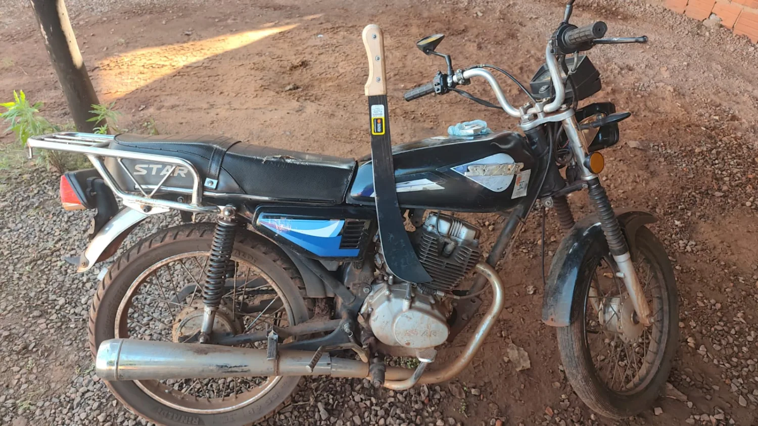 Robo agravado con machete en una despensa en PJC víctima perdió su celular y ladrón perdió su moto y su machete