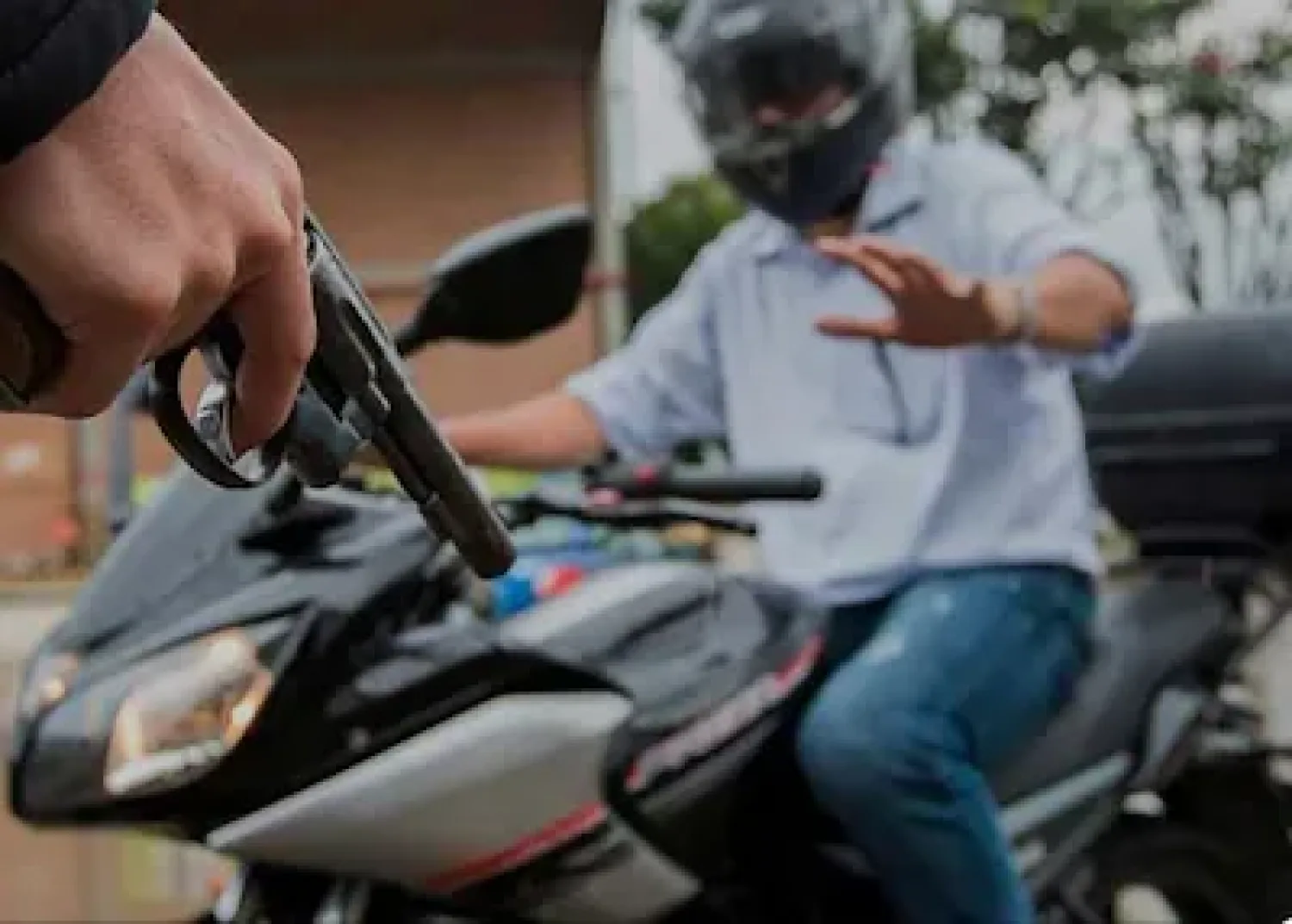 Dos asaltantes armados roban motocicleta a un joven frente al Club América en Pedro Juan Caballero