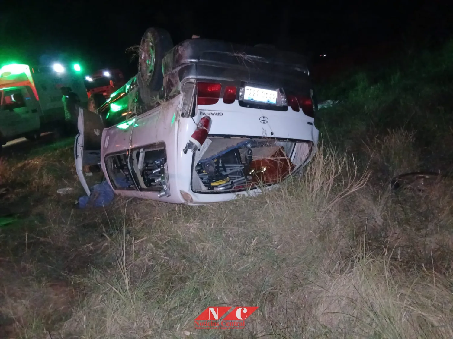 Ambulancia que trasladaba féretro vuelca y deja una mujer fallecida en Pozo Colorado