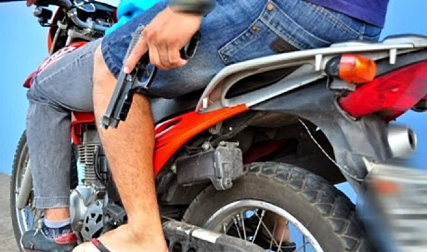 Asaltantes armados roban motocicleta a una joven en Pedro Juan Caballero
