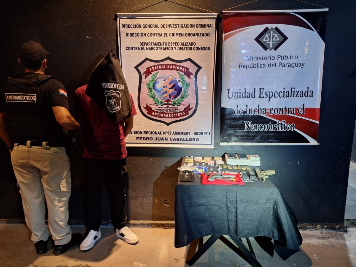 Allanan local gastronómico en Pedro Juan Caballero y detienen a un joven; incautan supuesta cocaína y armas